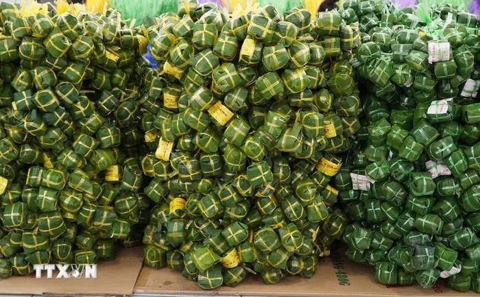 Nem Lai Vung truyền thống được gói trong lá chuối. (Ảnh: Nhựt An/TTXVN)
