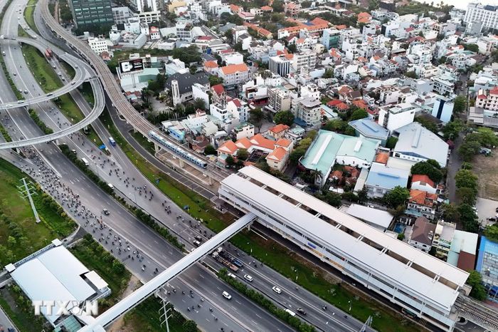 Tàu metro vào ga Rạch Chiếc, tuyến số 1 Bến Thành-Suối Tiên. (Ảnh: Hồng Đạt/TTXVN)