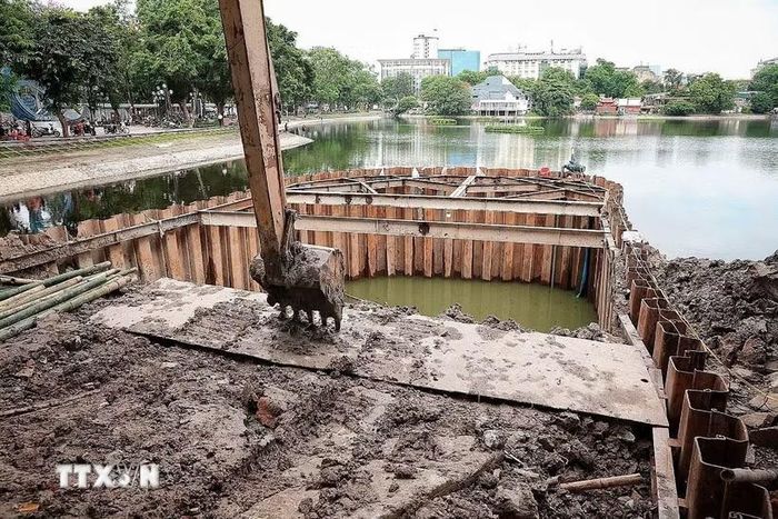 Dự án cống ngầm chống ngập tại Công viên Thống Nhất hiện bước vào giai đoạn hoàn thiện cuối cùng, dự kiến tháo dỡ rào chắn và hoàn thành thi công vào ngày 25/5. (Ảnh: Phạm Tuấn Anh/TTXVN)