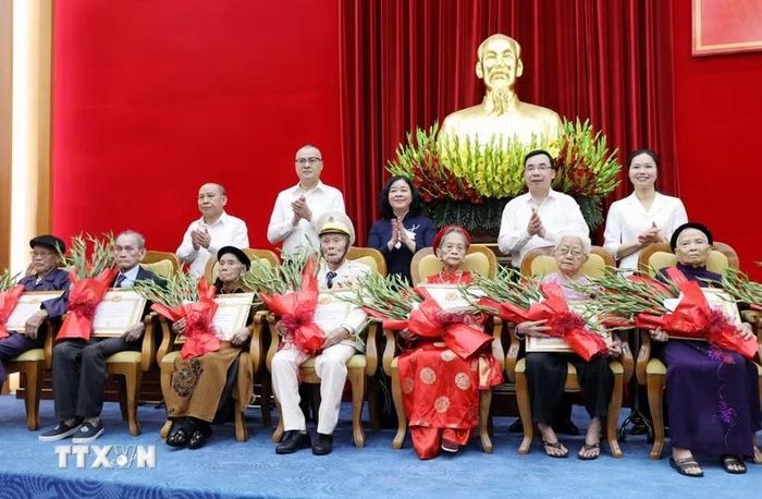 Ủy viên Bộ Chính trị, Bí thư Trung ương Đảng, Chủ tịch Ủy ban Trung ương Mặt trận Tổ quốc Việt Nam Bùi Thị Minh Hoài cùng các đồng chí lãnh đạo Tỉnh ủy, Hội đồng Nhân dân, Ủy ban Nhân dân, Ủy ban Mặt trận Tổ quốc Việt Nam tỉnh Phú Thọ trao tặng Huy hiệu 80 năm tuổi Đảng cho các đảng viên tại buổi lễ. (Ảnh: Tạ Toàn/TTXVN)
