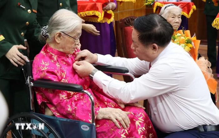 Đại tướng Nguyễn Trọng Nghĩa, Ủy viên Bộ Chính trị, Bí thư Trung ương Đảng, Chủ nhiệm Tổng cục Chính trị Quân đội nhân dân Việt Nam trao tặng Huy hiệu 80 năm tuổi Đảng cho đảng viên lão thành tại Đảng bộ thành phố Huế. (Ảnh: Văn Dũng/TTXVN)