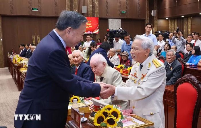 Tổng Bí thư, Chủ tịch Nước Tô Lâm trao Giấy chứng nhận, tặng hoa, quà cho các đảng viên lão thành. (Ảnh: Văn Điệp/TTXVN)