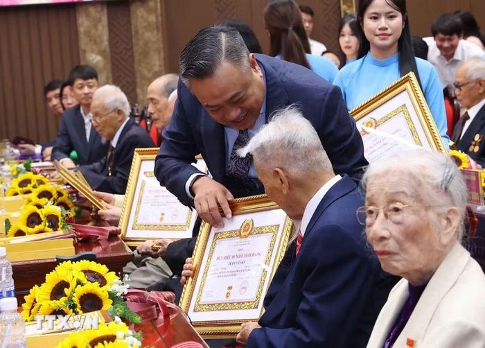 Đồng chí Trần Sỹ Thanh, Ủy viên Bộ Chính trị, Bí thư Trung ương Đảng, Chủ nhiệm Ủy ban Kiểm tra Trung ương trao Huy hiệu Đảng, chúc mừng các đảng viên được trao tặng Huy hiệu 80 năm, 75 năm và 70 năm tuổi Đảng. (Ảnh: Văn Điệp/TTXVN)