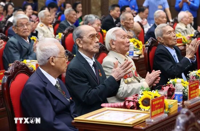 Các đảng viên lão thành được trao tặng Huy hiệu 80, 75, 70 năm tuổi Đảng dự buổi lễ. (Ảnh: Văn Điệp/TTXVN)