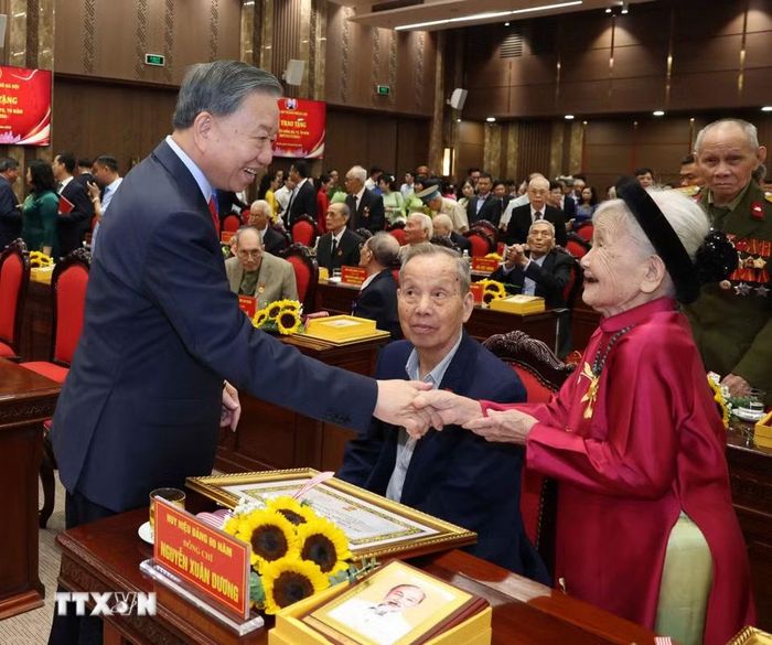 Tổng Bí thư, Chủ tịch nước Tô Lâm với các đảng viên lão thành nhận Huy hiệu Đảng. (Ảnh: Thống Nhất/TTXVN)