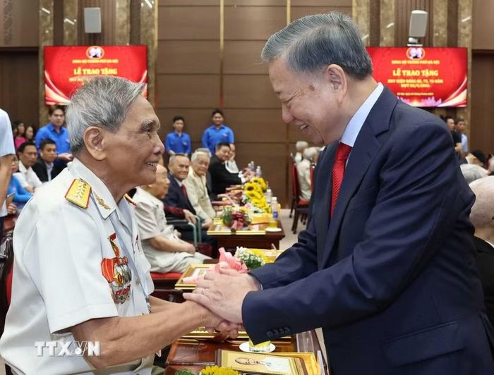 Tổng Bí thư, Chủ tịch nước Tô Lâm và các đảng viên lão thành nhận Huy hiệu Đảng. (Ảnh: Thống Nhất/TTXVN)