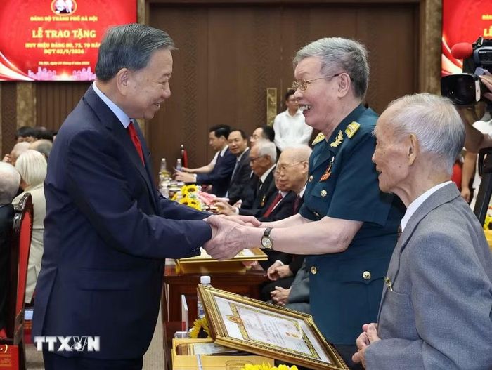 Tổng Bí thư, Chủ tịch nước Tô Lâm và các đảng viên lão thành nhận Huy hiệu Đảng. (Ảnh: Thống Nhất/TTXVN)
