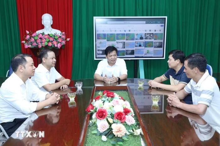 Phó Giám đốc Sở Giáo dục và Đào tạo tỉnh Lạng Sơn Đặng Hồng Cường làm việc với lãnh đạo xã Công Sơn và Trường Phổ thông Dân tộc bán trú tiểu học và Trung học cơ sở Công Sơn về sự cố sạt lở. (Ảnh: Anh Tuấn/TTXVN)