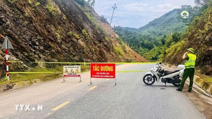 Sở Xây dựng tỉnh đã chính thức phát thông báo cấm lưu thông đoạn từ Km178+100 đến Km184+600 trên quốc lộ 3B, đồng thời bố trí phương án phân luồng giao thông tạm thời cho các phương tiện. (Ảnh TTXVN phát)