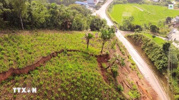 Lực lượng chức năng phát hiện một vết nứt kéo dài xuất hiện trên sườn núi tại tuyến Quốc lộ 3B đoạn qua xã Chợ Đồn, tỉnh Thái Nguyên. (Ảnh TTXVN phát)