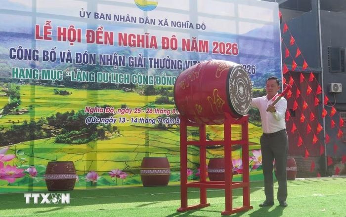 Lãnh đạo xã Nghĩa Đô đánh trống khai hội Ngày. (Ảnh: TTXVN phát)