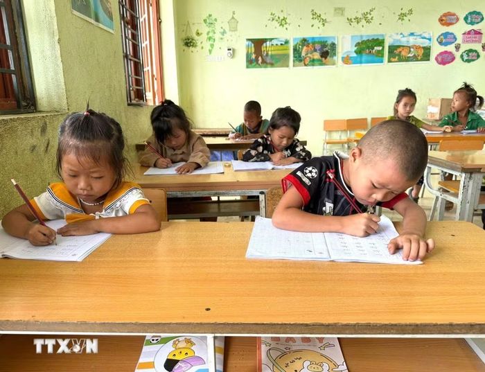 Học sinh đang học ở Điểm trường Trà Tá, Trường Tiểu học cơ sở xã Thạch Lâm, tỉnh Cao Bằng. (Ảnh: Chu Hiệu/TTXVN)