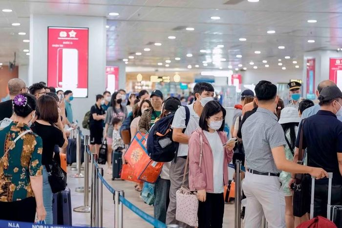 Hành khách làm thủ tục trước khi lên máy bay. (Ảnh: PV/Vietnam+)