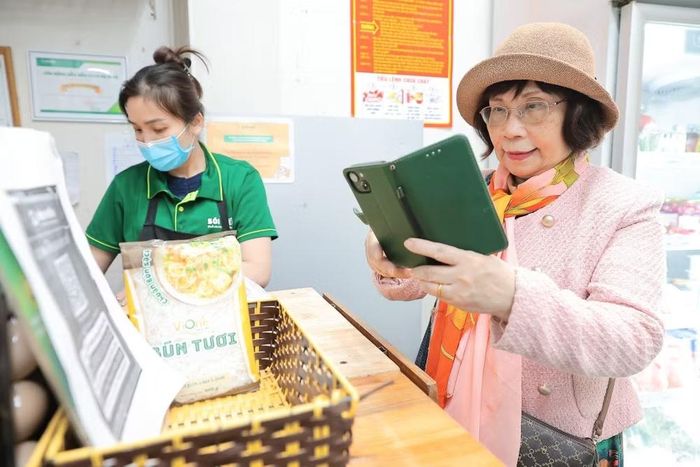 Xu hướng thanh toán số đang dần trở thành thói quen trong đời sống tiêu dùng của người dân. (Ảnh: Lê Đông - TTXVN)