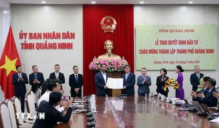 Ủy ban Nhân dân tỉnh Quảng Ninh trao quyết định đầu tư cho 16 dự án với tổng mức đầu tư khoảng 16.075 tỷ đồng. (Ảnh: Đức Hiếu/TTXVN)