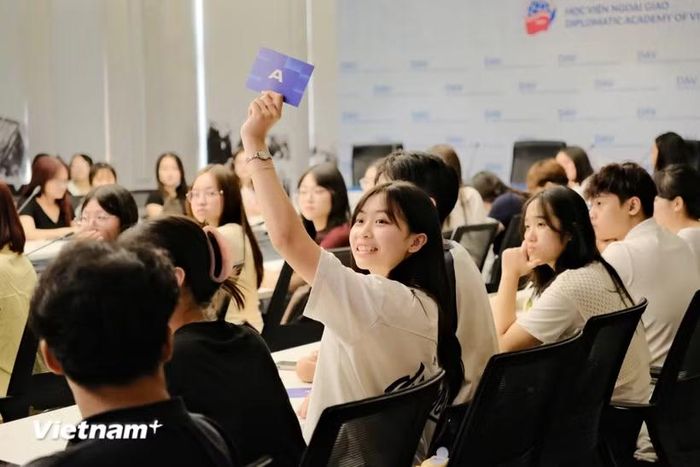 Điểm nhấn của chương trình là các hoạt động thực hành, trong đó người tham gia trực tiếp phân tích tình huống, truy xuất nguồn thông tin, đối chiếu dữ liệu và áp dụng một số công cụ hỗ trợ kiểm chứng. (Ảnh: PV/Vietnam+)
