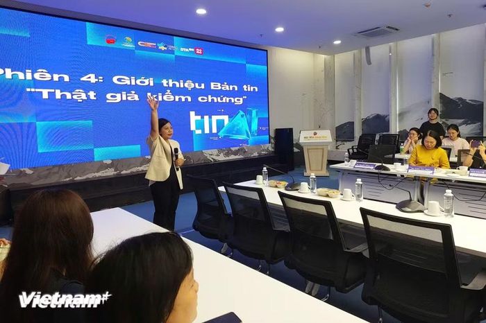 Bà Nguyễn Kim Hải, Phó Phòng Công nghệ Ban Thời sự Đài Truyền hình Việt Nam chia sẻ tại chương trình. (Ảnh: PV/Vietnam+)