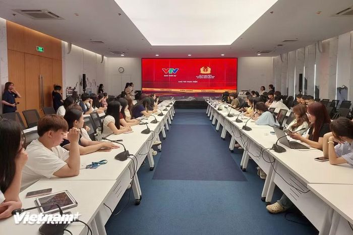Thông qua các bài tập, sinh viên được tiếp cận quy trình kiểm chứng thông tin, từ xác định nguồn gốc nội dung, đánh giá mức độ tin cậy của nguồn đến đối chiếu thông tin từ nhiều nguồn độc lập trước khi đưa ra kết luận. (Ảnh: PV/Vietnam+)