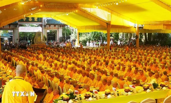 Lễ cúng dường nhân Đại lễ Vu Lan 2026 ở Chùa Từ Đàm, phường Thuận Hóa, thành phố Huế. (Ảnh: Nguyên Lý/TTXVN)