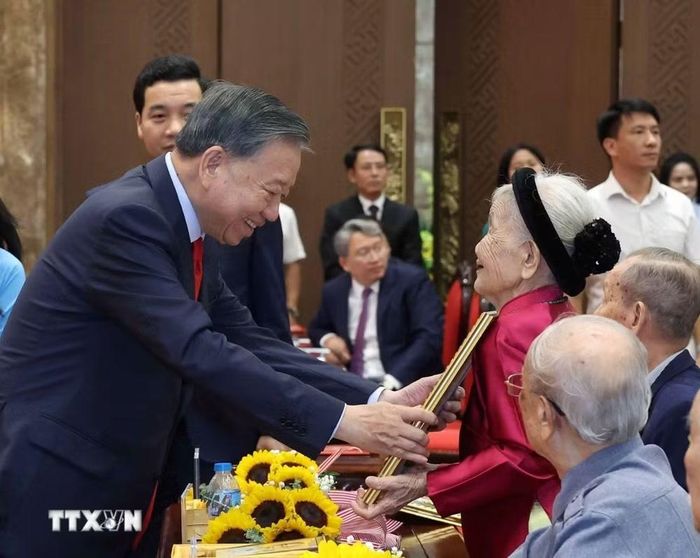 Tổng Bí thư, Chủ tịch nước Tô Lâm và trao chứng nhận Huy hiệu 80 năm tuổi Đảng cho các đảng viên lão thành. (Ảnh: Thống Nhất/TTXVN)