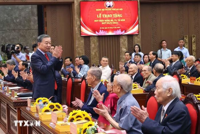 Tổng Bí thư, Chủ tịch nước Tô Lâm dự buổi lễ trao Huy hiệu tại Hà Nội. (Ảnh: Thống Nhất, Văn Điệp/TTXVN)