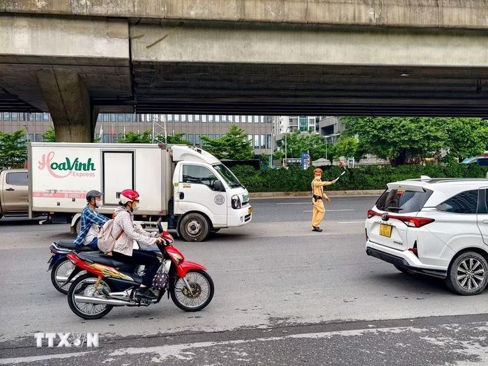 Lực lượng Cảnh sát giao thông Hà Nội lập chốt kiểm tra phương tiện kinh doanh vận tải trên tuyến Khuất Duy Tiến, ngày 26/8/2026. (Ảnh: Trung Nguyên/TTXVN)