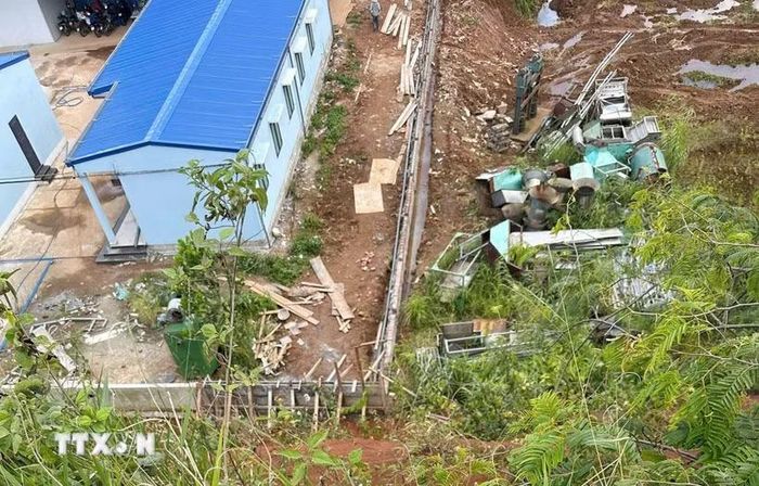 Khu đất tiềm ẩn nguy cơ sạt lở giáp khu công nghiệp Lộc Sơn-Phú Hội (phường B’Lao, tỉnh Lâm Đồng). (Ảnh: TTXVN phát)