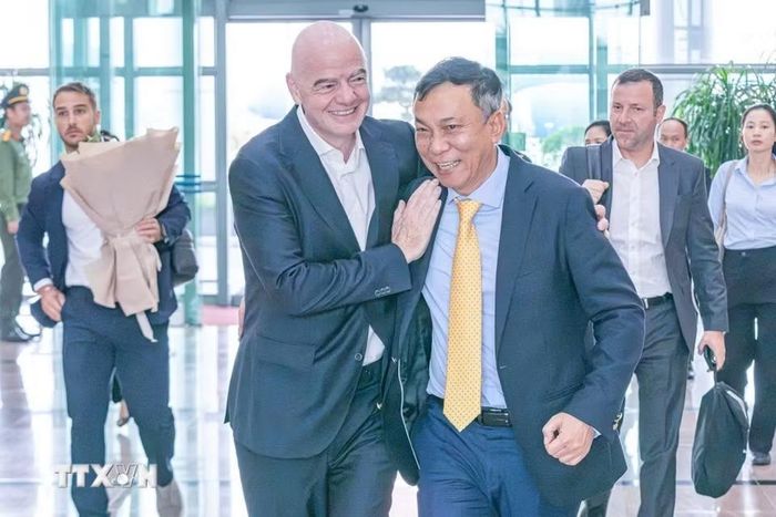 Chủ tịch Liên đoàn bóng đá Việt Nam (VFF) Trần Quốc Tuấn đón Chủ tịch FIFA Gianni Infantino tại sân bay quốc tế Nội Bài (Hà Nội). (Ảnh: VFF/TTXVN phát)