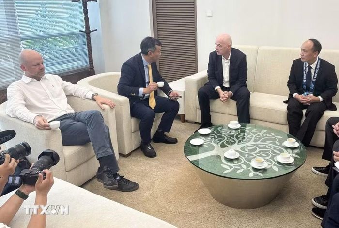 Chủ tịch Liên đoàn bóng đá Việt Nam (VFF) Trần Quốc Tuấn đón và chào mừng Chủ tịch FIFA Gianni Infantino đến Việt Nam. (Ảnh: VFF/TTXVN phát)