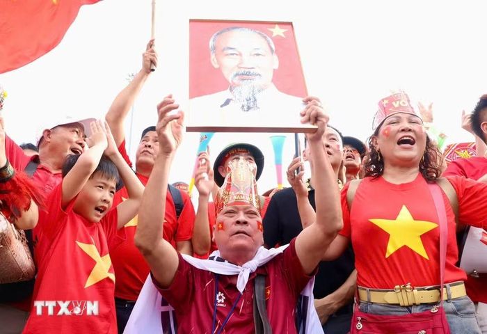 Các cổ động viên ngoài sân Mỹ Đình trước trận chung kết ASEAN Cup 2026 lượt về Việt Nam-Thái Lan. (Ảnh: Quốc Khánh/TTXVN)
