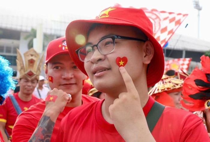 Các cổ động viên ngoài sân Mỹ Đình trước trận chung kết ASEAN Cup 2026 lượt về Việt Nam-Thái Lan. (Ảnh: Quốc Khánh/TTXVN)