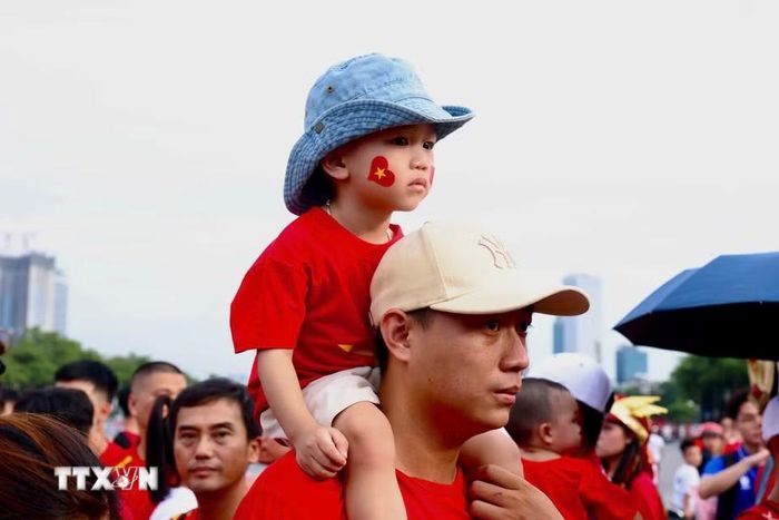 Các cổ động viên ngoài sân Mỹ Đình trước trận chung kết ASEAN Cup 2026 lượt về Việt Nam-Thái Lan. (Ảnh: Quốc Khánh/TTXVN)