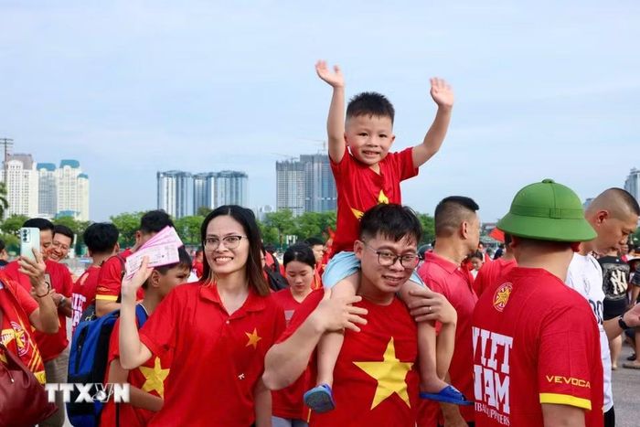 Các cổ động viên ngoài sân Mỹ Đình trước trận chung kết ASEAN Cup 2026 lượt về Việt Nam-Thái Lan. (Ảnh: Quốc Khánh/TTXVN)