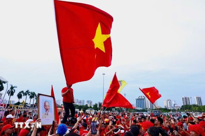 Các cổ động viên ngoài sân Mỹ Đình trước trận chung kết ASEAN Cup 2026 lượt về Việt Nam-Thái Lan. (Ảnh: Quốc Khánh/TTXVN)