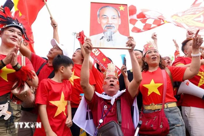 Các cổ động viên ngoài sân Mỹ Đình trước trận chung kết ASEAN Cup 2026 lượt về Việt Nam-Thái Lan. (Ảnh: Quốc Khánh/TTXVN)