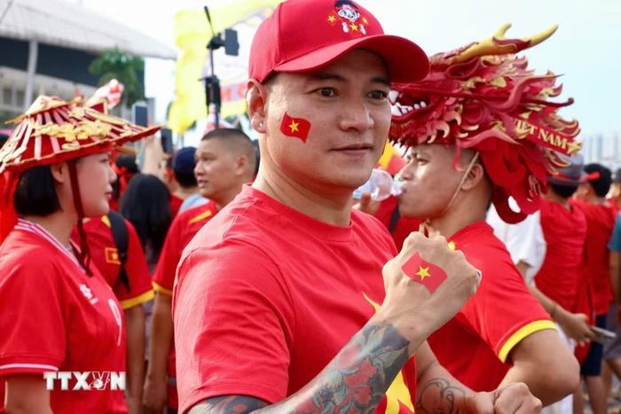 Các cổ động viên ngoài sân Mỹ Đình trước trận chung kết ASEAN Cup 2026 lượt về Việt Nam-Thái Lan. (Ảnh: Quốc Khánh/TTXVN)