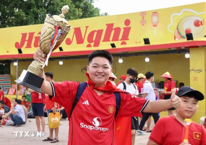 Các cổ động viên ngoài sân Mỹ Đình trước trận chung kết ASEAN Cup 2026 lượt về Việt Nam-Thái Lan. (Ảnh: Quốc Khánh/TTXVN)