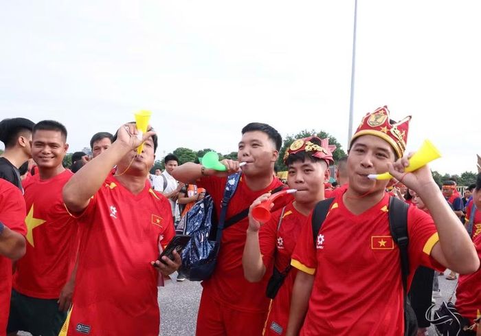 Các cổ động viên ngoài sân Mỹ Đình trước trận chung kết ASEAN Cup 2026 lượt về Việt Nam-Thái Lan. (Ảnh: Quốc Khánh/TTXVN)