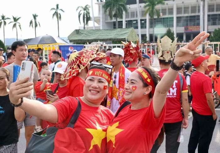 Các cổ động viên ngoài sân Mỹ Đình trước trận chung kết ASEAN Cup 2026 lượt về Việt Nam-Thái Lan. (Ảnh: Quốc Khánh/TTXVN)