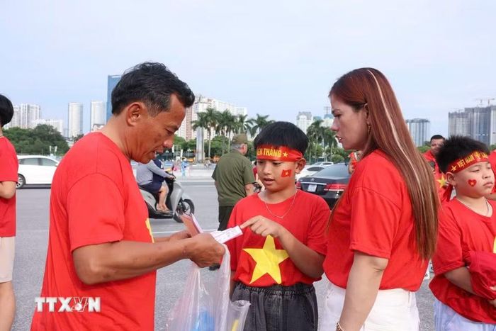 Các cổ động viên ngoài sân Mỹ Đình trước trận chung kết ASEAN Cup 2026 lượt về Việt Nam-Thái Lan. (Ảnh: Quốc Khánh/TTXVN)