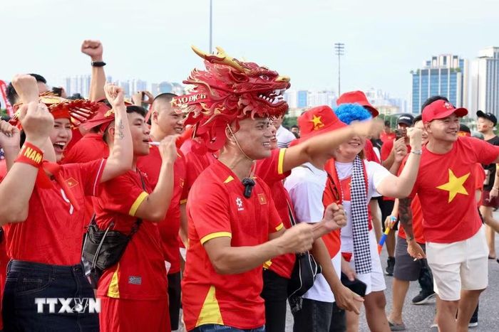 Các cổ động viên ngoài sân Mỹ Đình trước trận chung kết ASEAN Cup 2026 lượt về Việt Nam-Thái Lan. (Ảnh: Quốc Khánh/TTXVN)