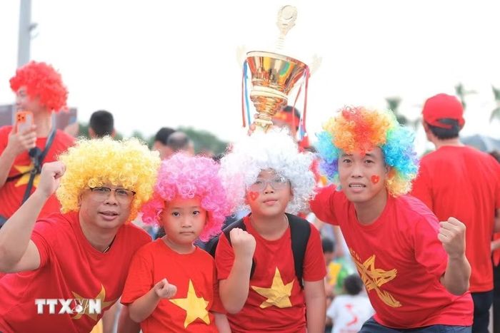 Người hâm mộ đến sân cổ vũ cho đội tuyển Việt Nam. (Ảnh: Minh Quyết/TTXVN)