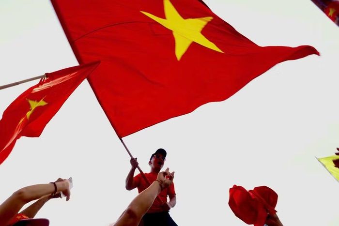 Các cổ động viên ngoài sân Mỹ Đình trước trận chung kết ASEAN Cup 2026 lượt về Việt Nam-Thái Lan. (Ảnh: Quốc Khánh/TTXVN)