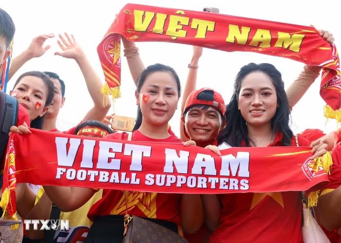 Các cổ động viên ngoài sân Mỹ Đình trước trận chung kết ASEAN Cup 2026 lượt về Việt Nam-Thái Lan. (Ảnh: Quốc Khánh/TTXVN)
