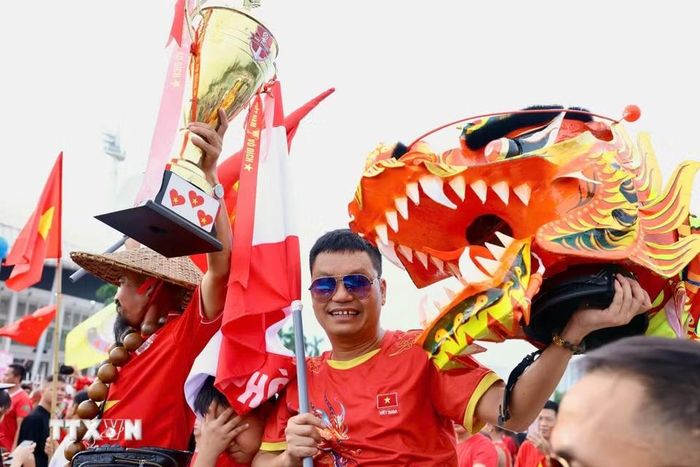 Các cổ động viên ngoài sân Mỹ Đình trước trận chung kết ASEAN Cup 2026 lượt về Việt Nam-Thái Lan. (Ảnh: Quốc Khánh/TTXVN)