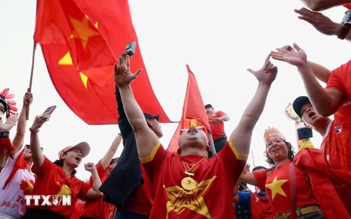 Các cổ động viên ngoài sân Mỹ Đình trước trận chung kết ASEAN Cup 2026 lượt về Việt Nam-Thái Lan. (Ảnh: Quốc Khánh/TTXVN)