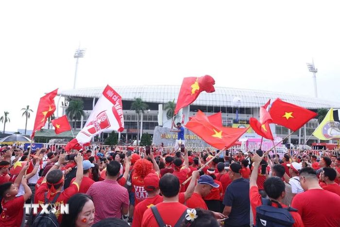 Các cổ động viên ngoài sân Mỹ Đình trước trận chung kết ASEAN Cup 2026 lượt về Việt Nam-Thái Lan. (Ảnh: Quốc Khánh/TTXVN) 