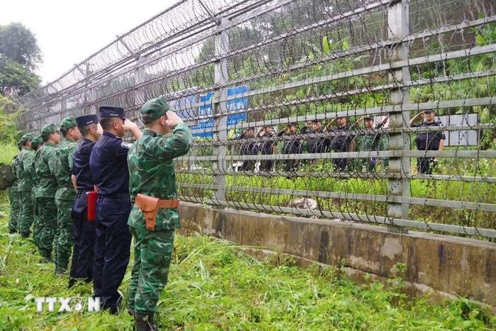 Đội tuần tra hai bên thực hiện nghi thức chào nhau tại khu vực mốc 63. (Ảnh: TTXVN phát)