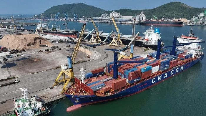 Bốc xếp hàng container nhập khẩu tại cảng quốc tế Nghi Sơn, phường Nghi Sơn, tỉnh Thanh Hóa. (Ảnh: Vũ Sinh/TTXVN)