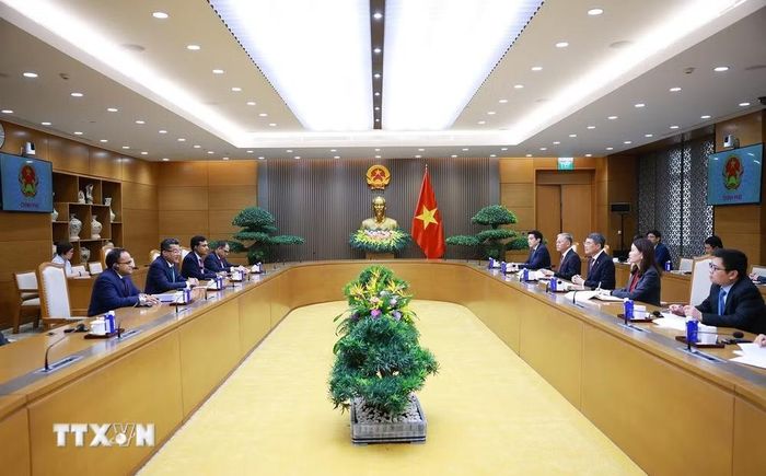 Thủ tướng Lê Minh Hưng tiếp Quốc vụ khanh phụ trách Ngoại giao Cộng hòa Ấn Độ Pabitra Margherita. (Ảnh: Dương Giang/TTXVN)